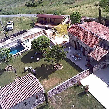 La Roulotte, Confort - Chevaux & Cuisine Equipee Holiday home