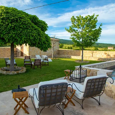 La Roulotte, Confort - Chevaux & Cuisine Equipee Montlaux