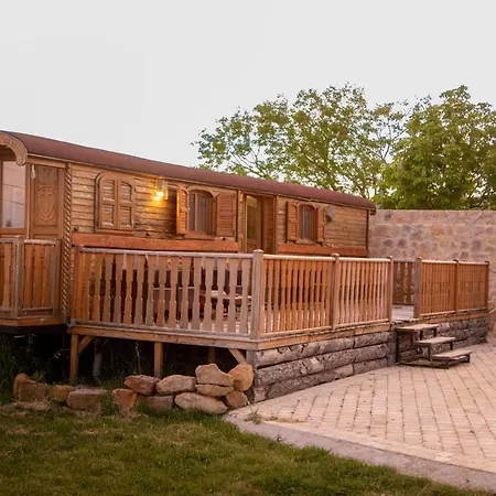 La Roulotte, Confort - Chevaux & Cuisine Equipee