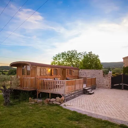 Holiday home La Roulotte, Confort - Chevaux & Cuisine Equipee