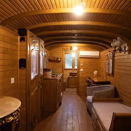 La Roulotte, Confort - Chevaux & Cuisine Equipee