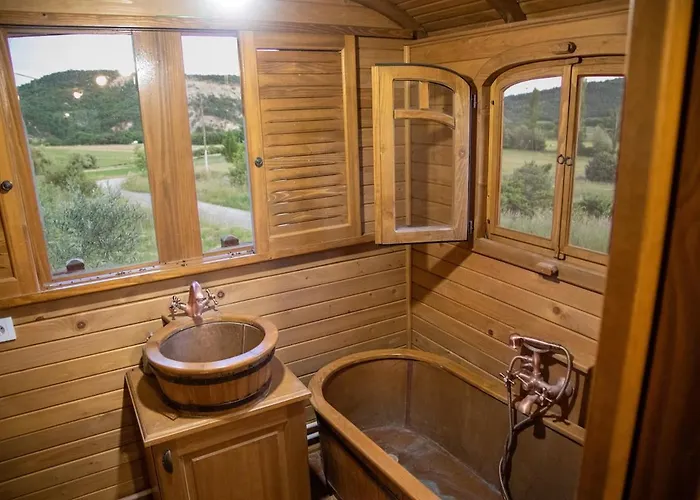 La Roulotte, Confort - Chevaux & Cuisine Equipee Montlaux