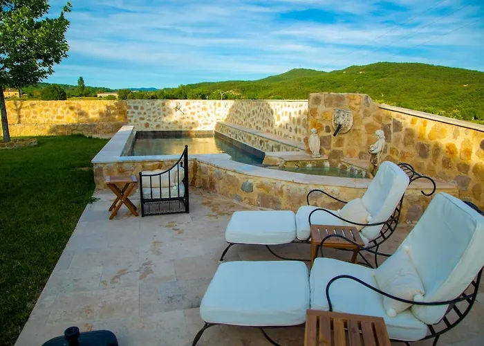 Holiday home La Roulotte, Confort - Chevaux & Cuisine Equipee Montlaux