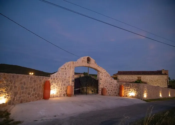 La Roulotte, Confort - Chevaux & Cuisine Equipee *