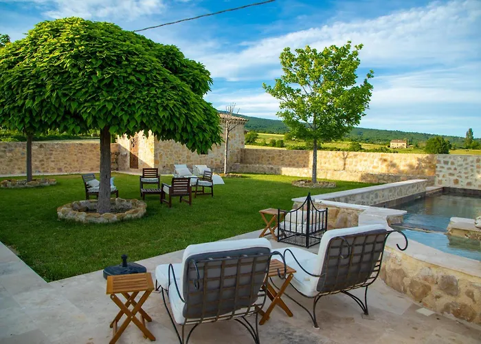 La Roulotte, Confort - Chevaux & Cuisine Equipee Montlaux