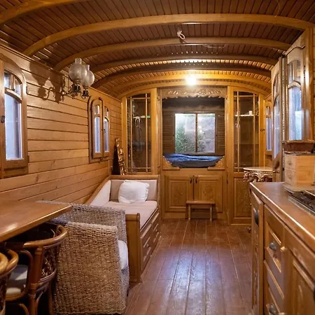 La Roulotte, Confort - Chevaux & Cuisine Equipee *