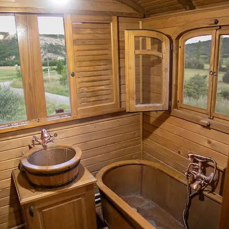 La Roulotte, Confort - Chevaux & Cuisine Equipee Montlaux