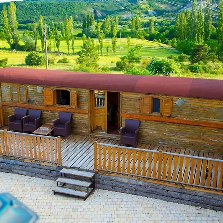 La Roulotte, Confort - Chevaux & Cuisine Equipee