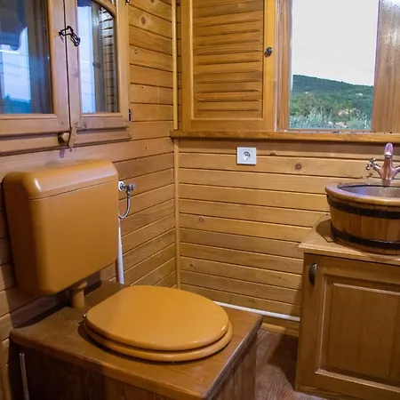 La Roulotte, Confort - Chevaux & Cuisine Equipee *