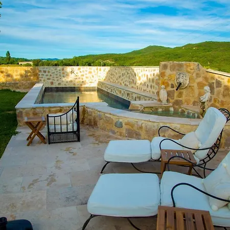 Feriehus La Roulotte, Confort - Chevaux & Cuisine Equipee Montlaux